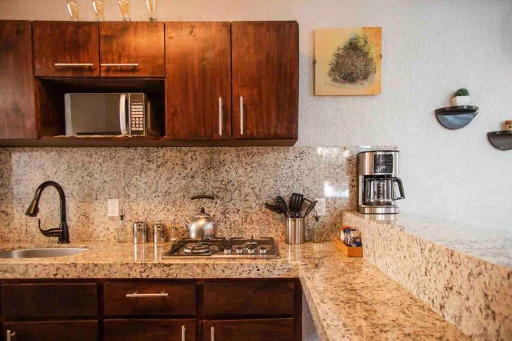 Apartment Cozy Downtown Apt. Walking Distance To The Beach. *