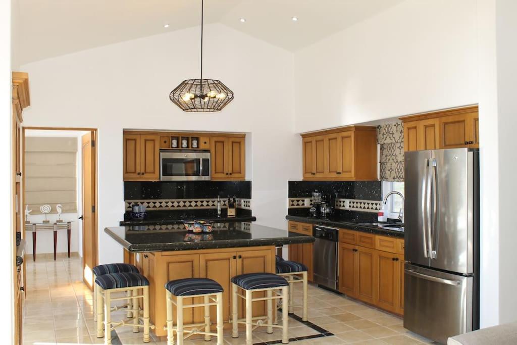Oceanfront Penthouse, 2 Masters, 2 Baths, Kitchen! Cabo San Lucas
