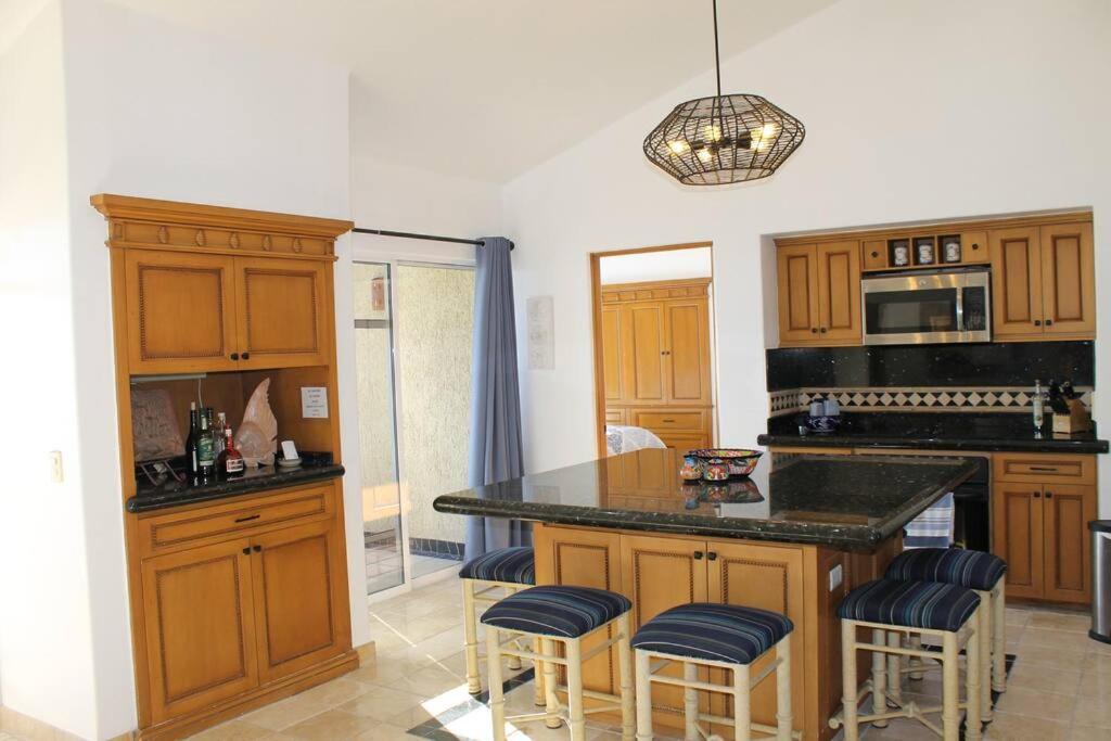 Apartment Oceanfront Penthouse, 2 Masters, 2 Baths, Kitchen! *