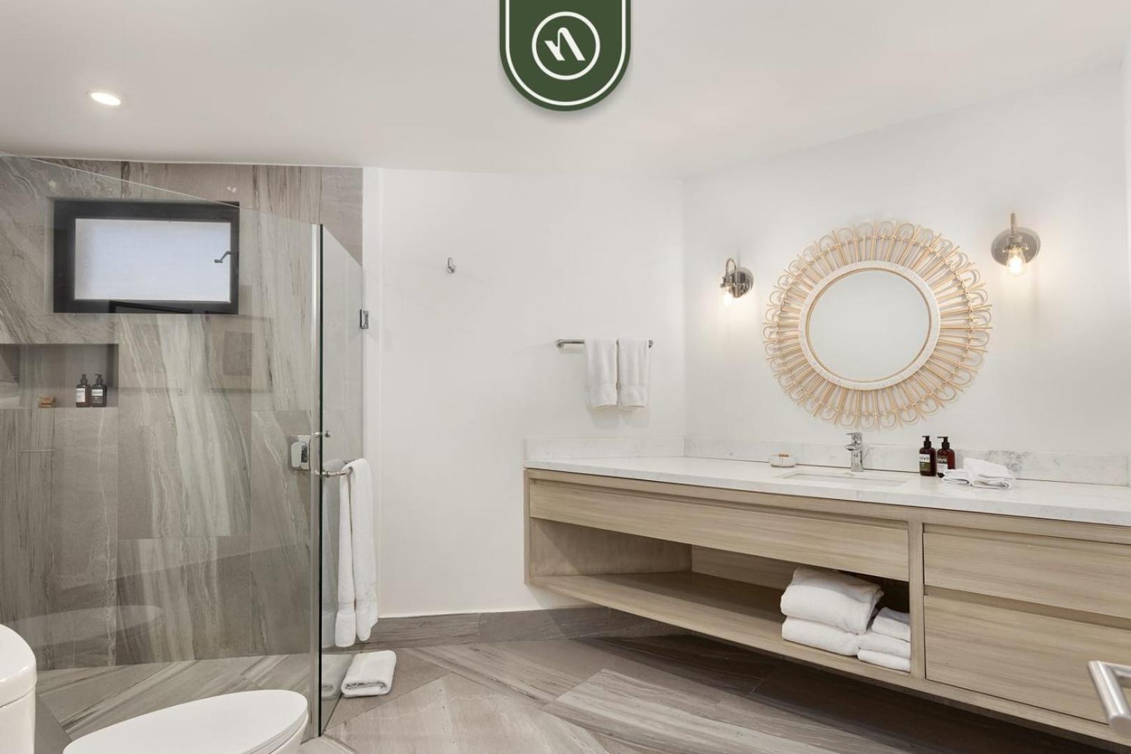 Fully Renovated 3 Bedroom - Oceanfront - Pool Cabo San Lucas
