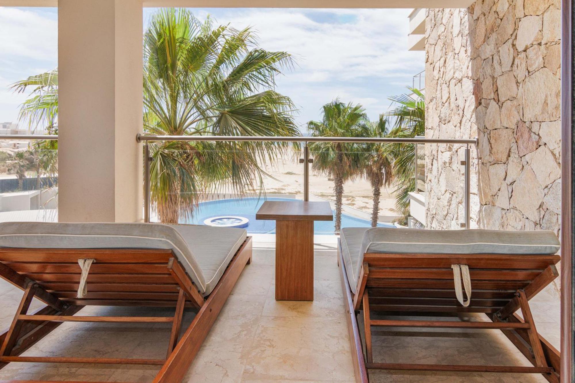Oceanfront Chic Retreat Studio-golf-spa-jacuzzi & More! *