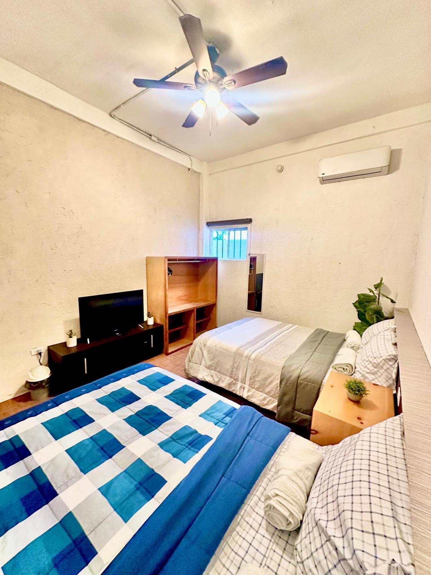 Departamento Centrico, 2 , 4 Camas Matrimoniales, 1 Bano Completo, 1 Estacionamiento Apartment