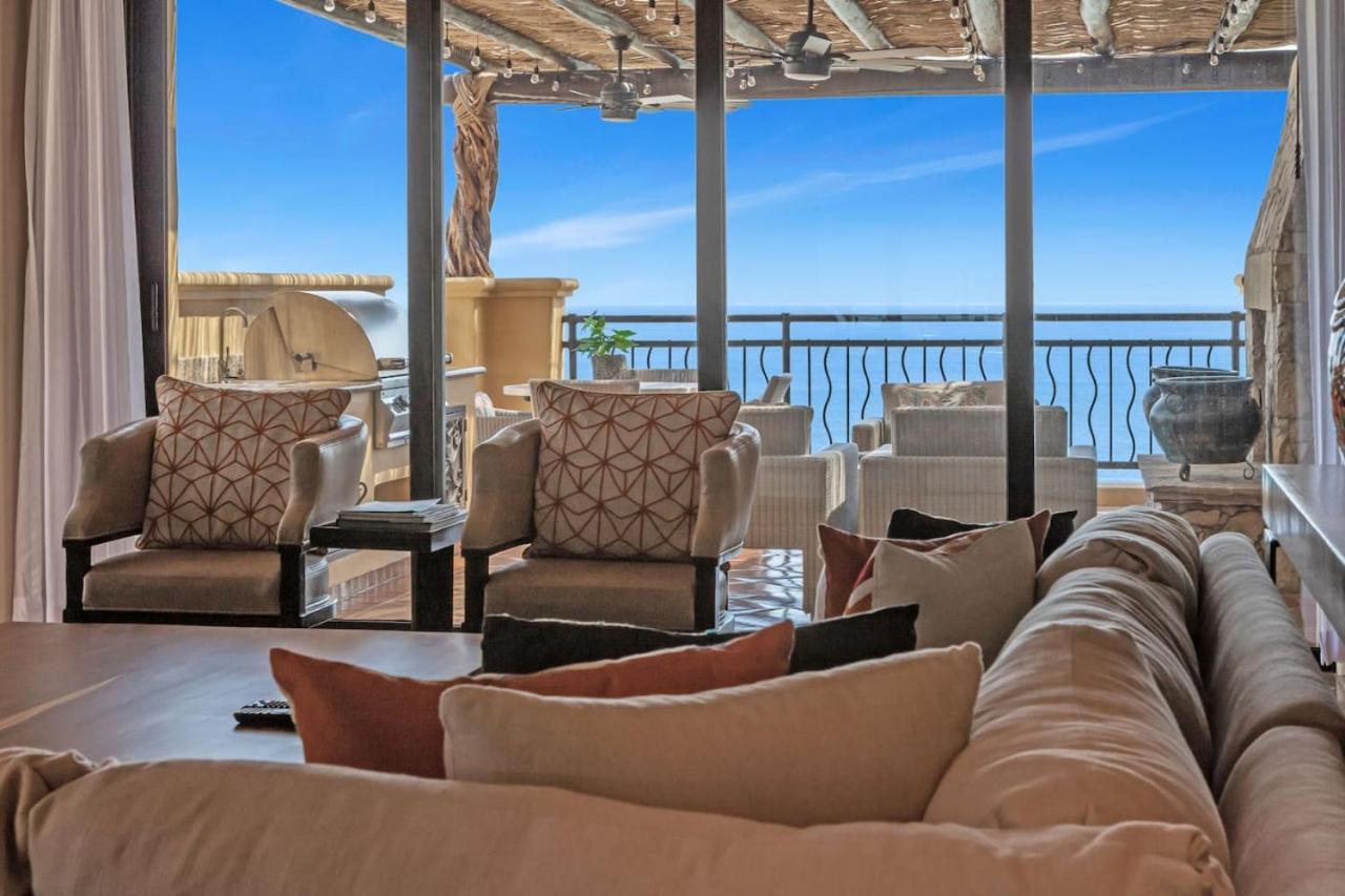 4bd 2-level Penthouse 5-star Beachfront Paradise. Holiday home
