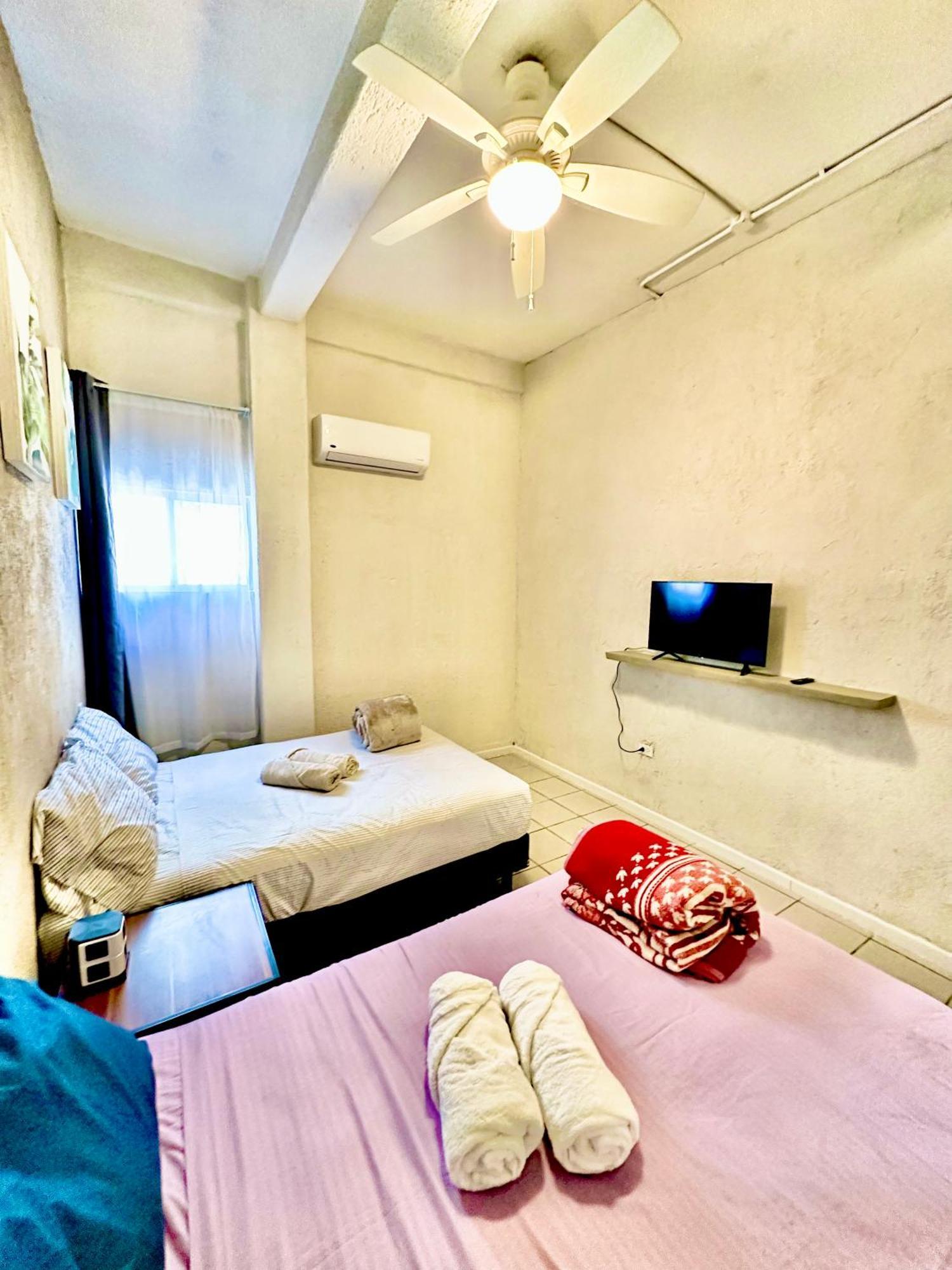 Departamento Centrico, 2 , 4 Camas Matrimoniales, 1 Bano Completo, 1 Estacionamiento *