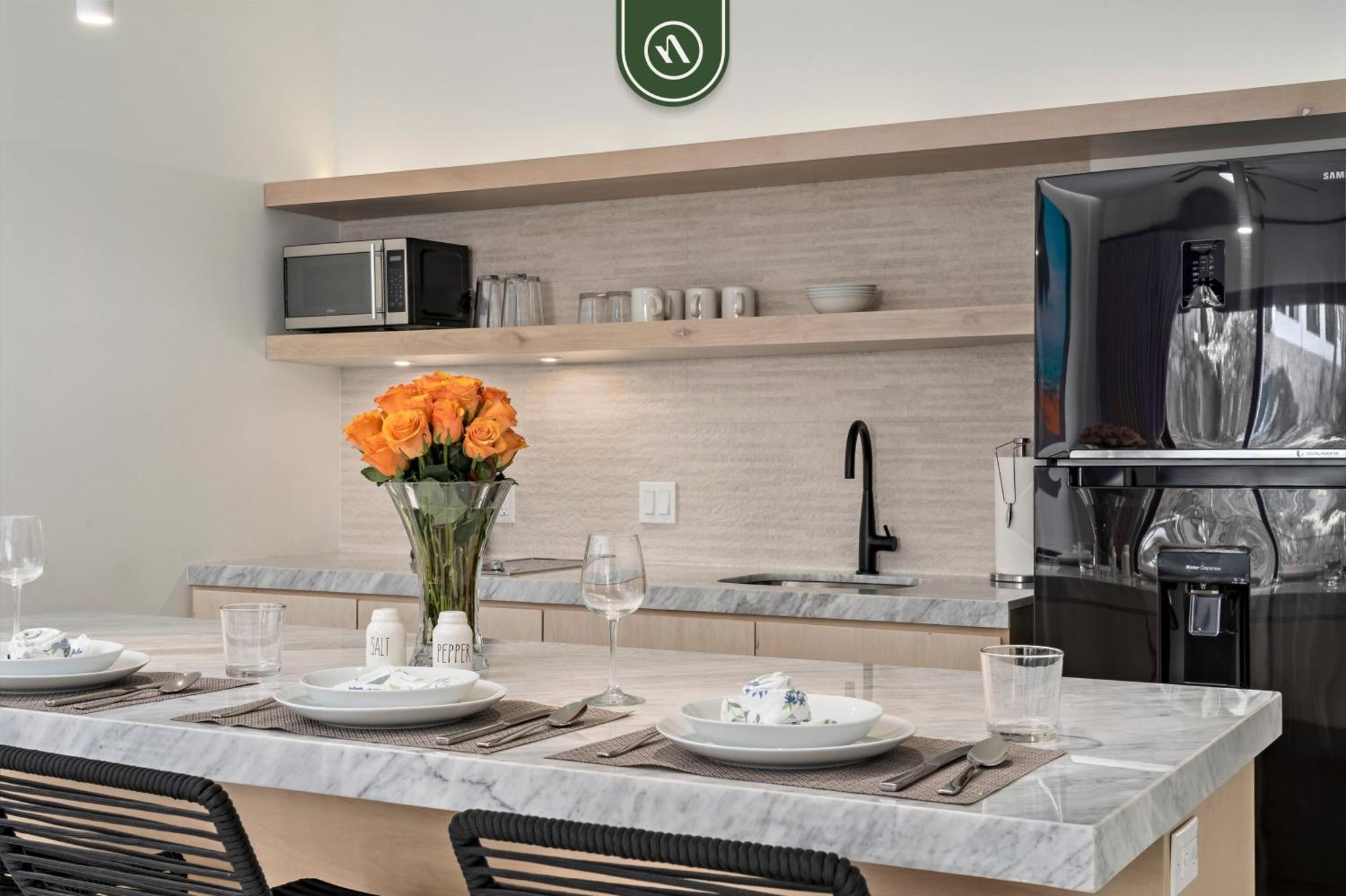 Near Marina - Downtown - Pool - King Apartment Cabo San Lucas