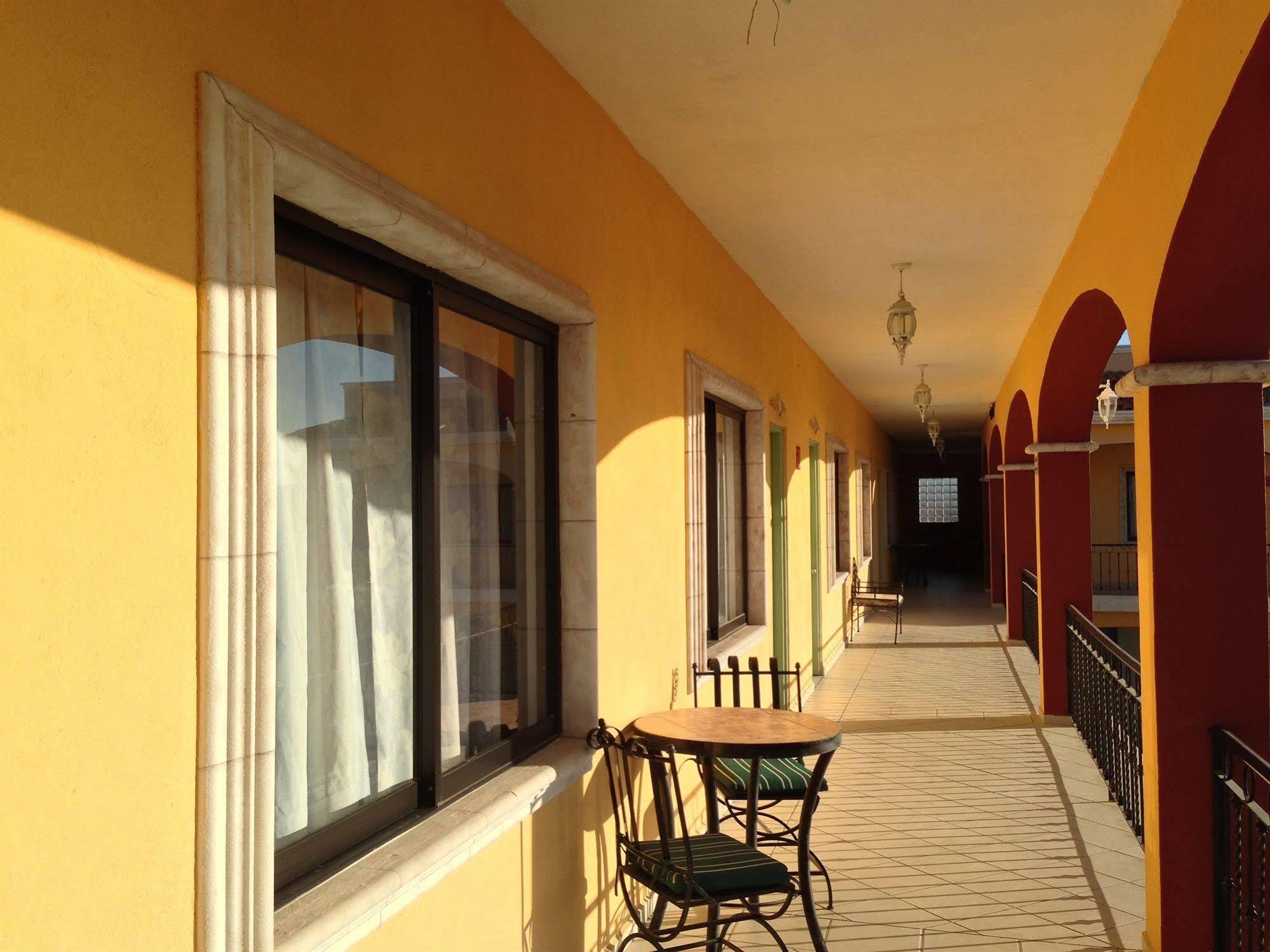Plaza Dorados 2*
