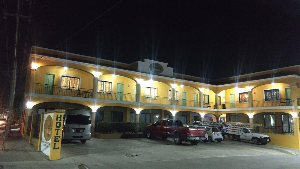 Plaza Dorados 2*