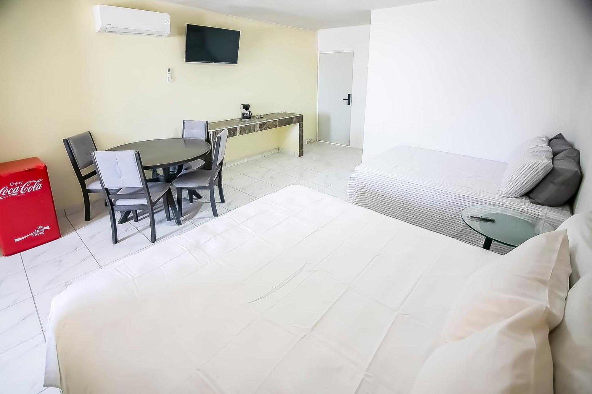 Oyo Plaza Torres, Hotel