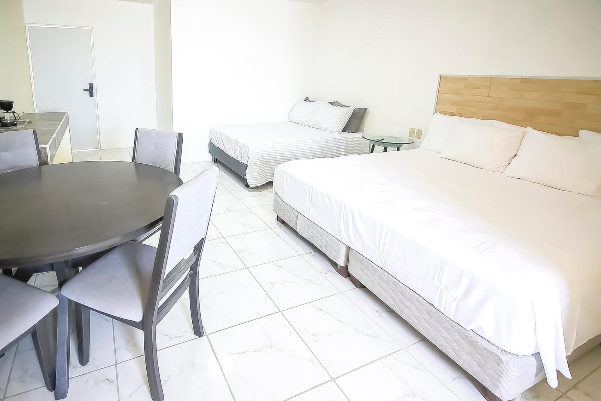 Hotel Oyo Plaza Torres, Cabo San Lucas