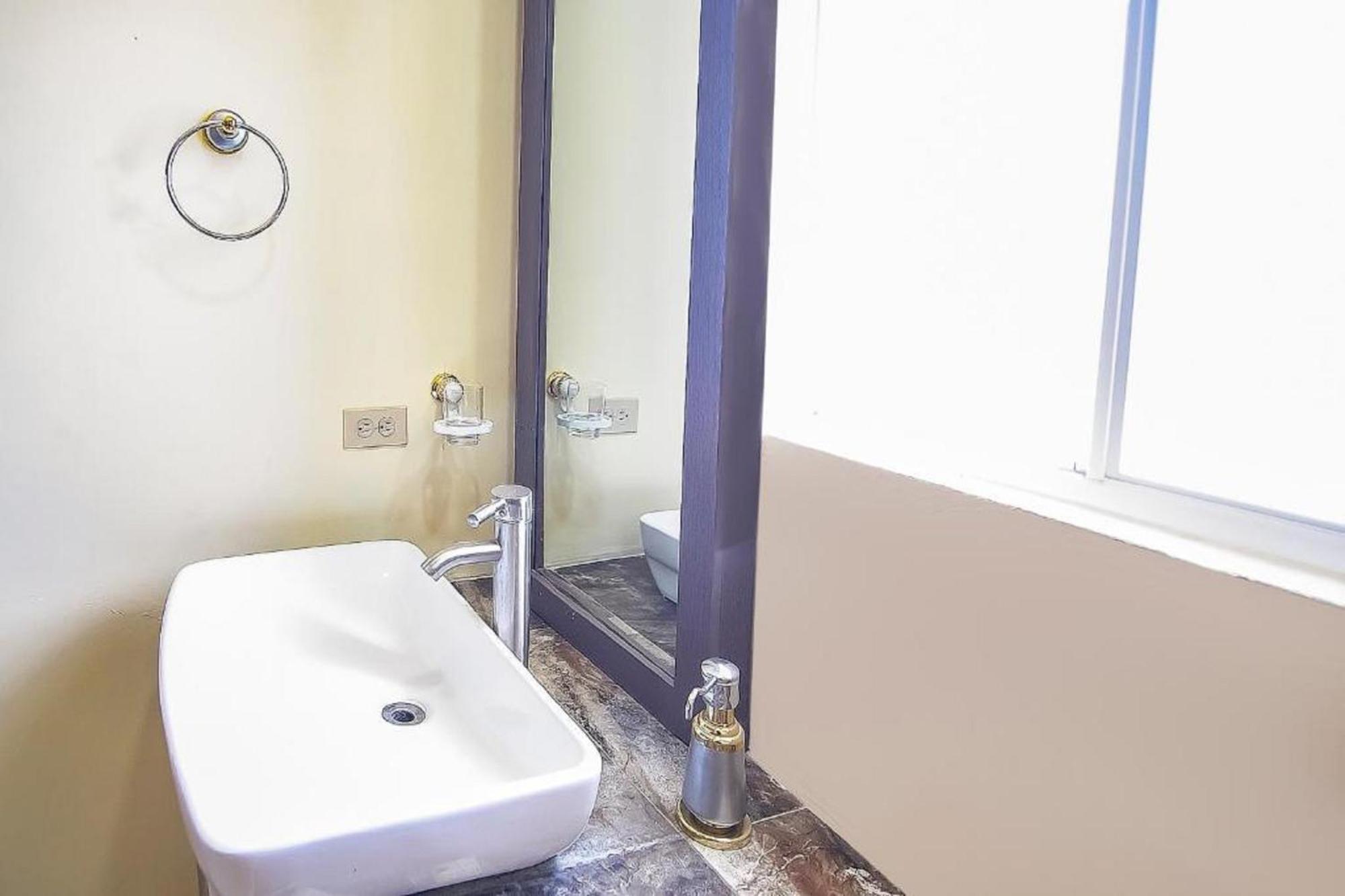 Oyo Plaza Torres, Hotel